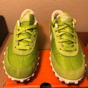 Nike Women’s waffle runners II (Women’s 7.5) w/box